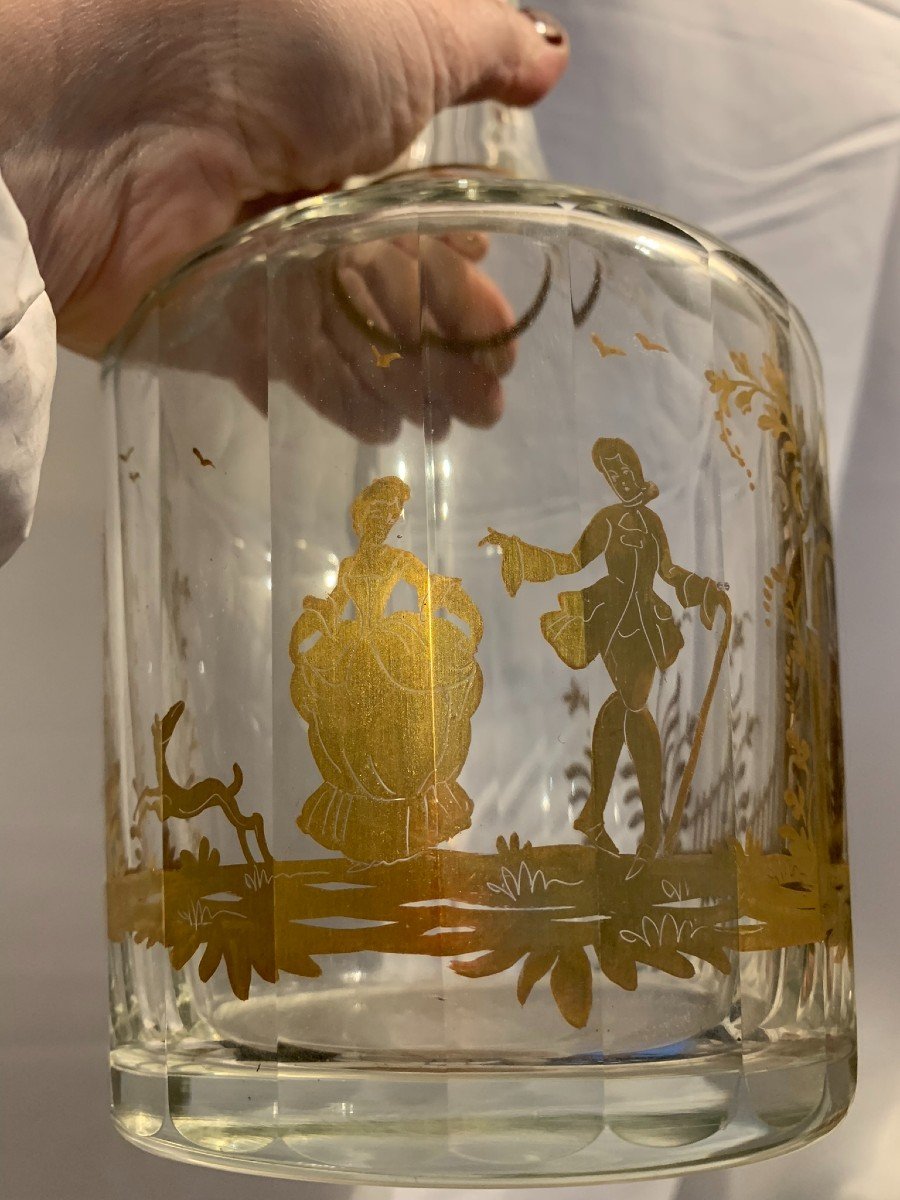 Una bottiglia-decanter in vetro molato e dipinto d'oro.-photo-2