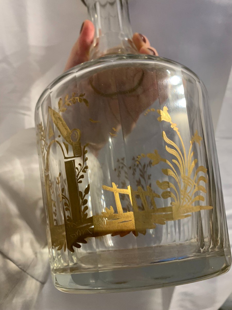 Una bottiglia-decanter in vetro molato e dipinto d'oro.-photo-3