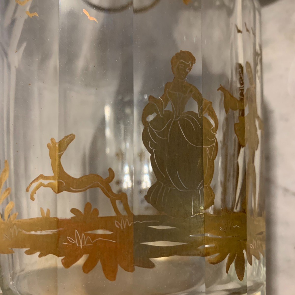 Una bottiglia-decanter in vetro molato e dipinto d'oro.-photo-4