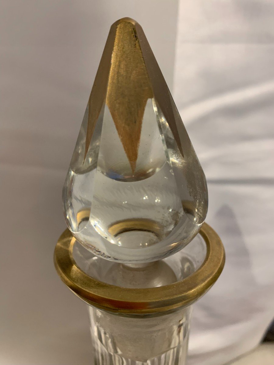 Una bottiglia-decanter in vetro molato e dipinto d'oro.-photo-2