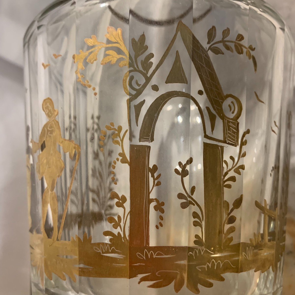 Una bottiglia-decanter in vetro molato e dipinto d'oro.-photo-3