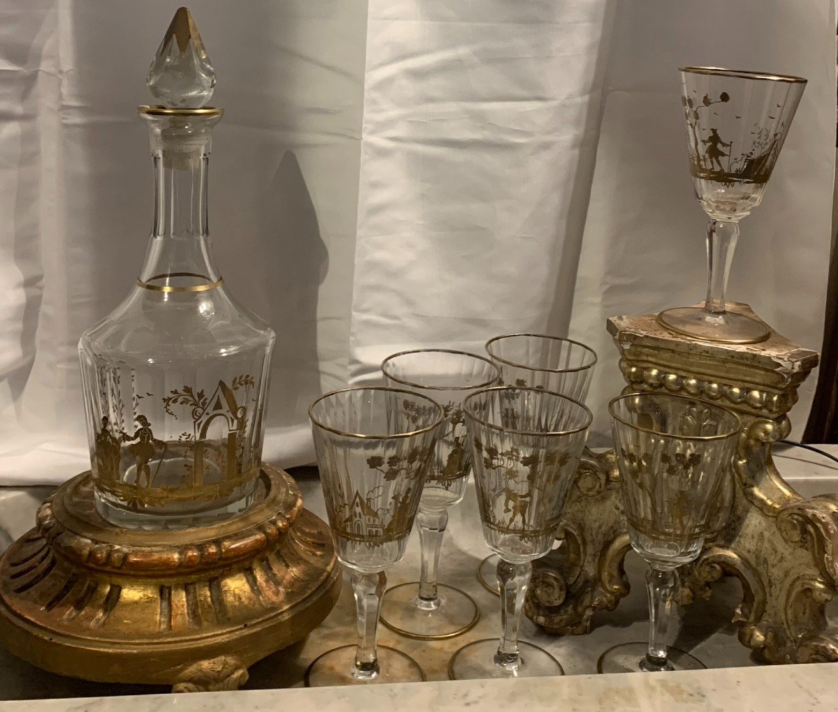 Una bottiglia-decanter in vetro molato e dipinto d'oro.-photo-4
