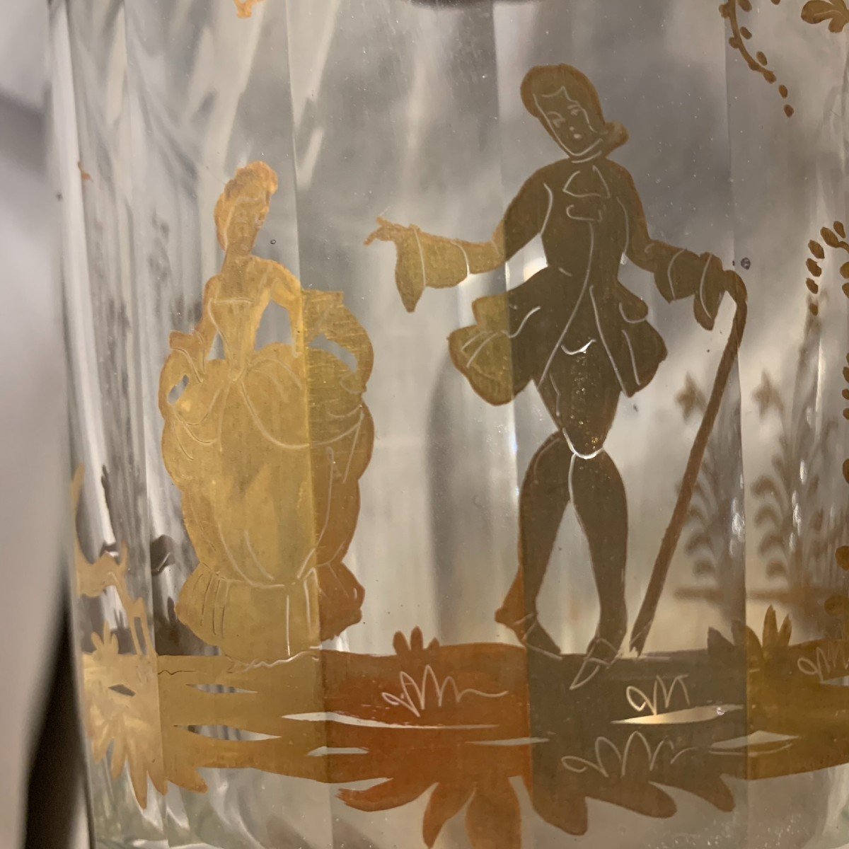 Una bottiglia-decanter in vetro molato e dipinto d'oro.-photo-5