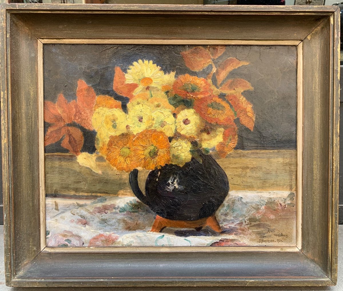 Una natura morta datata 1934 con un bouquet di fiori arancioni e gialli.