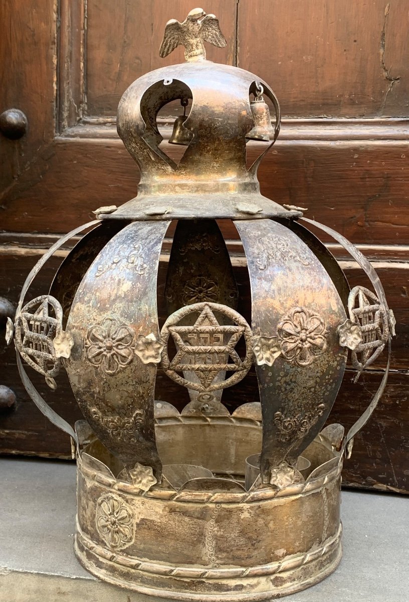 Corona in metallo argentato con simboli ebraici. 