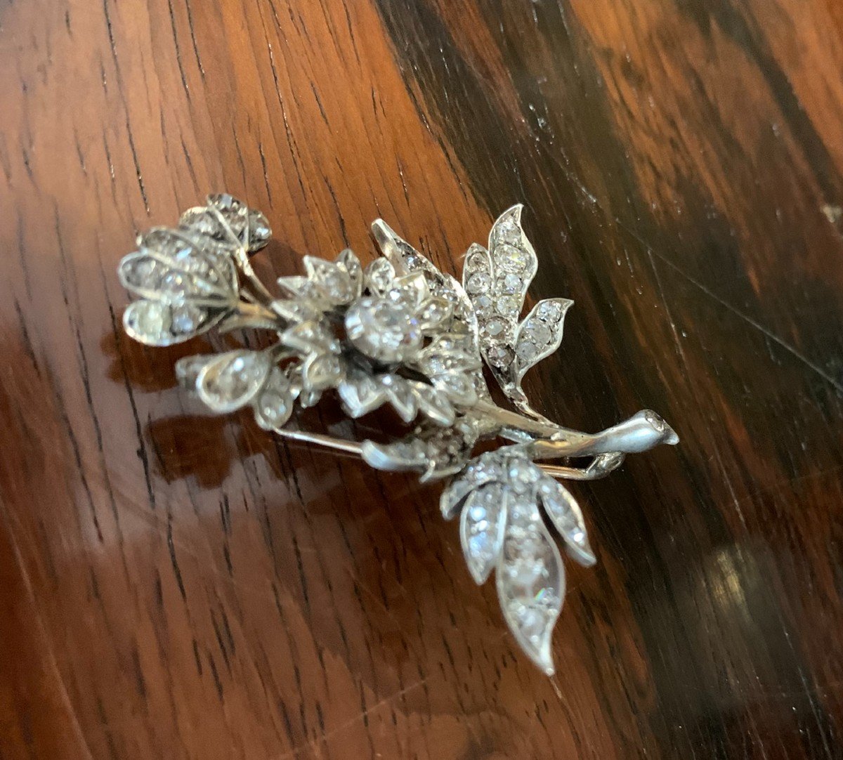 Una spilla a forma di un rametto con i fiori con diamanti antichi oro e argento. XIX secolo.-photo-1