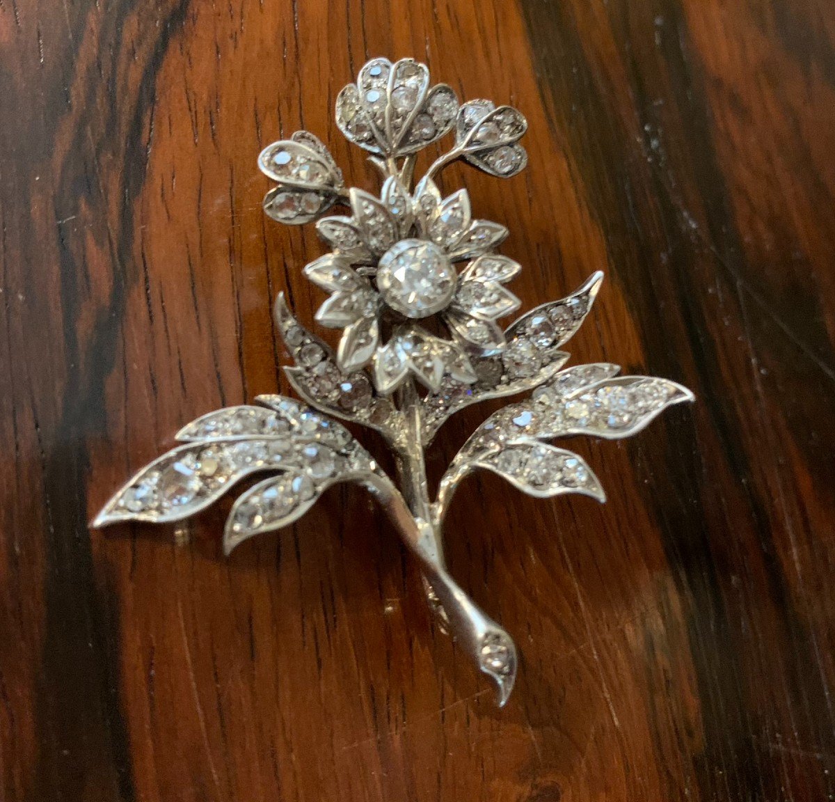 Una spilla a forma di un rametto con i fiori con diamanti antichi oro e argento. XIX secolo.-photo-2