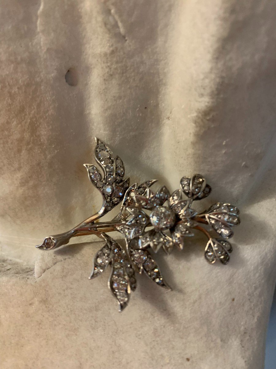 Una spilla a forma di un rametto con i fiori con diamanti antichi oro e argento. XIX secolo.-photo-3
