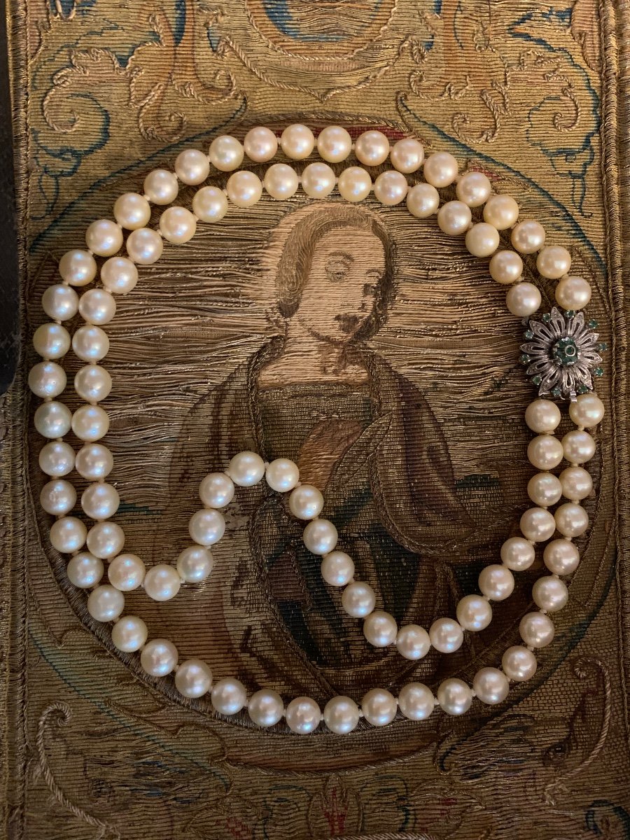 Collana anni 1960 di perle di mare coltivate. Chiusura in oro 750 e smeraldi