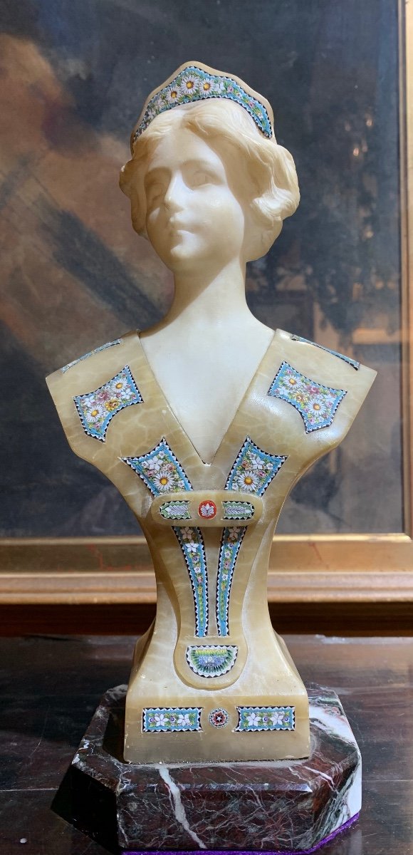 Raro busto Art Nouveau in alabastro e micromosaico. 