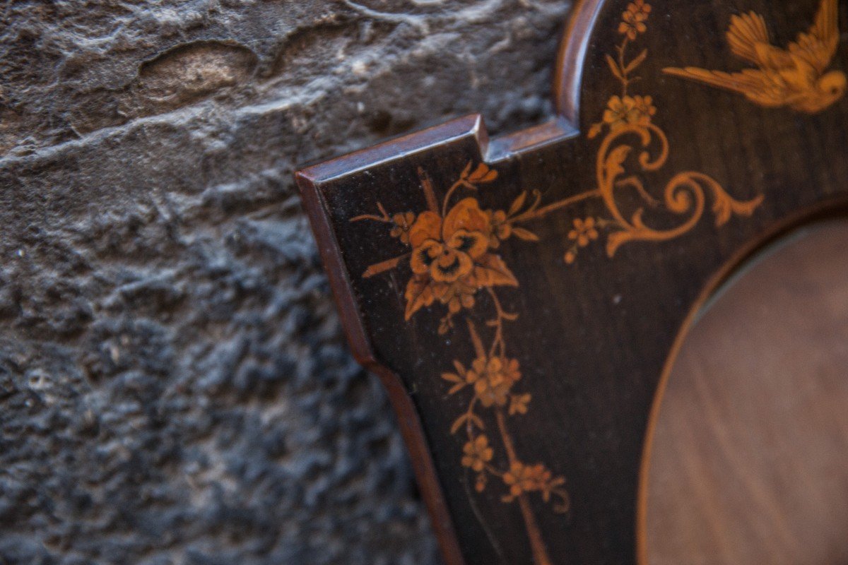 Cornicetta in legno ed intarsio con una Rondine e fiori Viola Pansè. Fine XIX secolo.  -photo-4