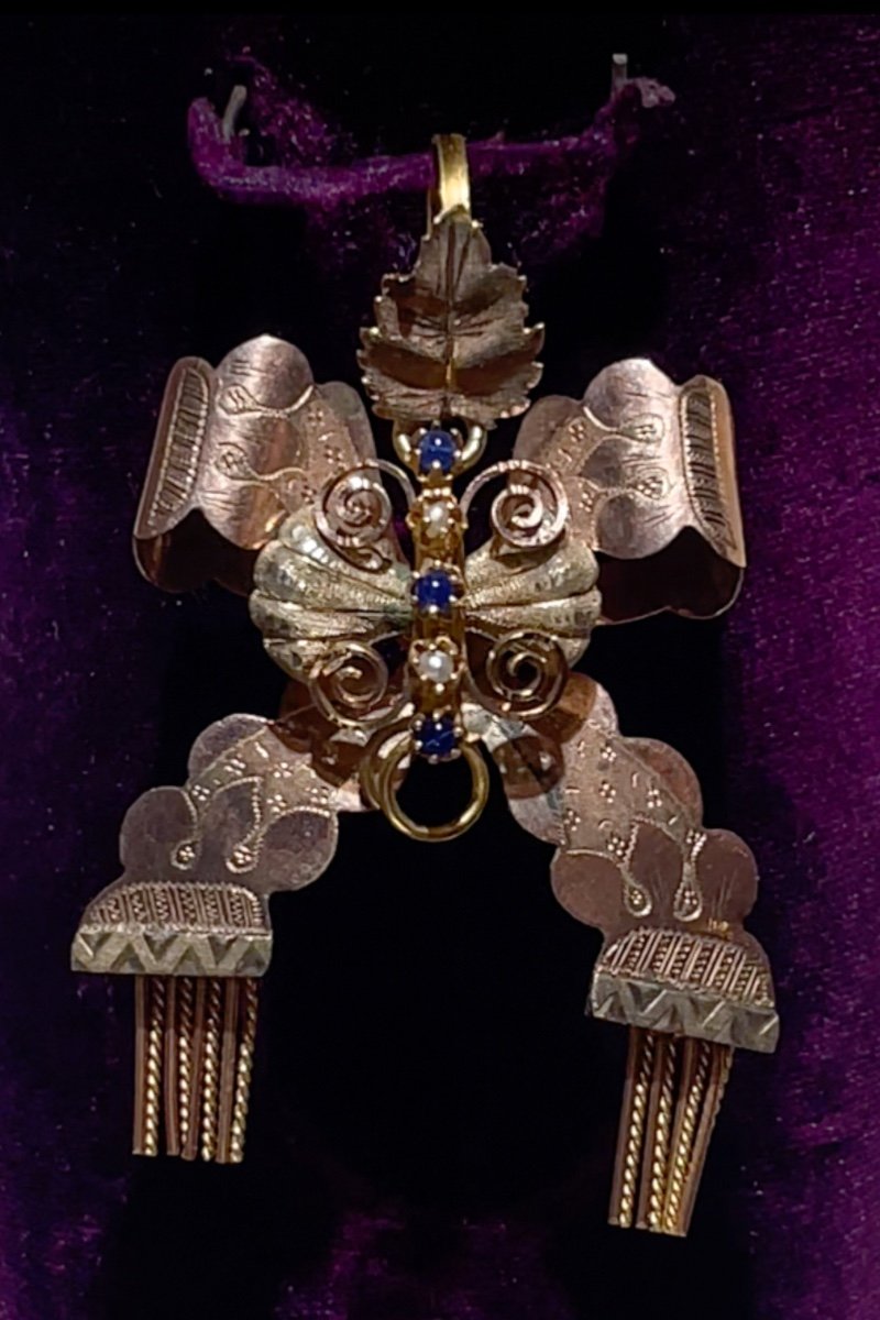 Pendente. XIX secolo.  Un fiocco gioiello con nappe, in oro basso. -photo-4