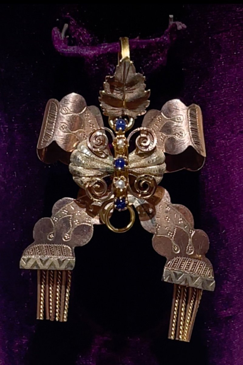 Pendente. XIX secolo.  Un fiocco gioiello con nappe, in oro basso. -photo-5