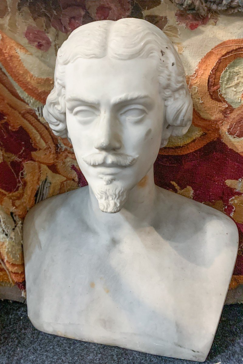 Busto maschile in marmo bianco statuario di Carrara. Ambito Toscano. Circa 1850. 