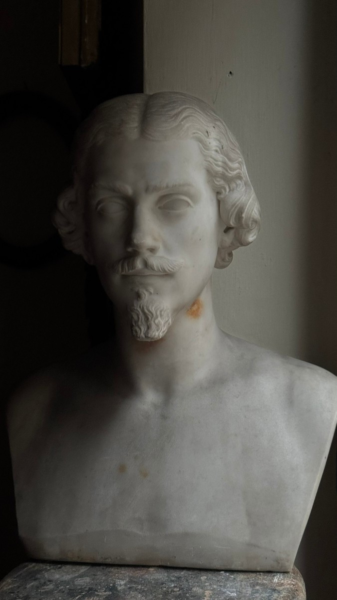 Busto maschile in marmo bianco statuario di Carrara. Ambito Toscano. Circa 1850. 