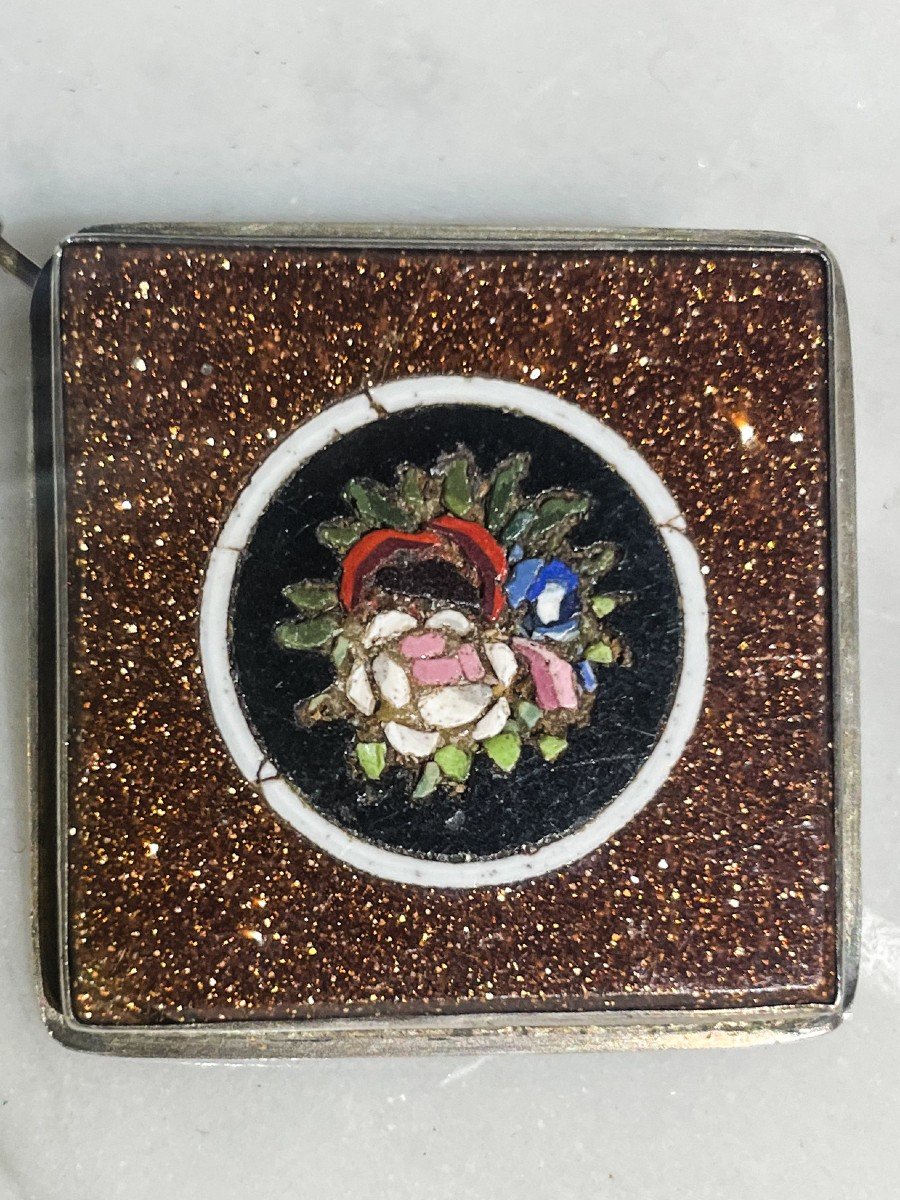 Spilla in micromosaico con fiori sul avventurina. XIX secolo.-photo-2