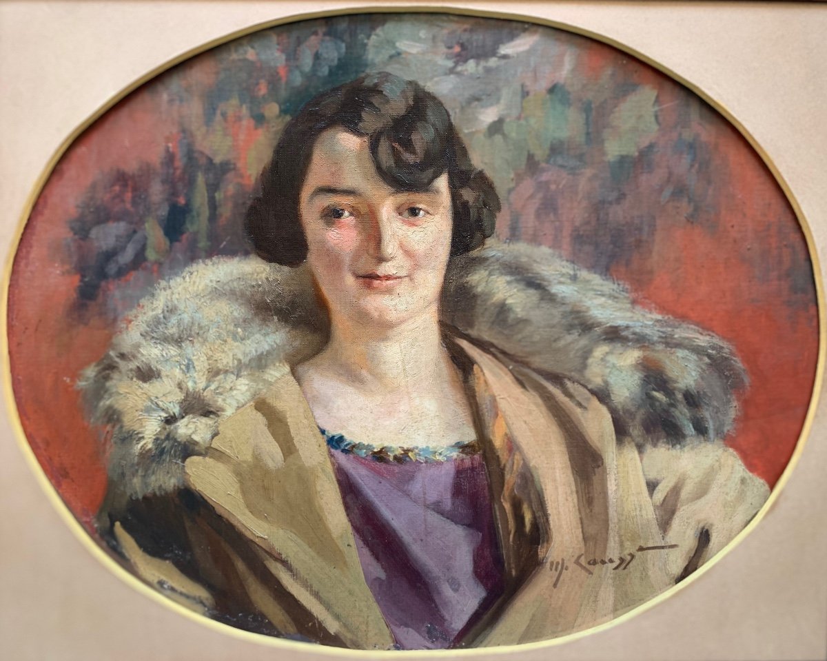 Ritratto di giovane donna degli anni '20 con taglio a caschetto e collo in pelliccia