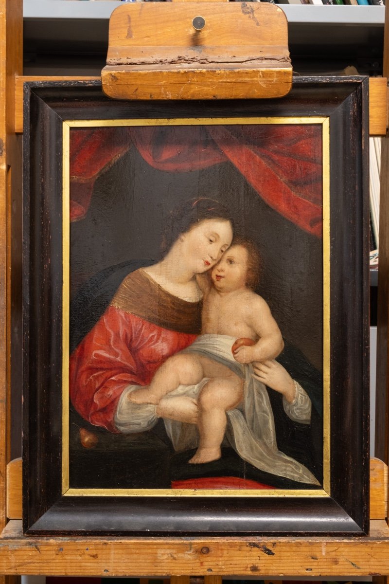XVII secolo, dipinto su tavola, Scuola fiamminga, Madonna con Bambino e drappo rosso-photo-3