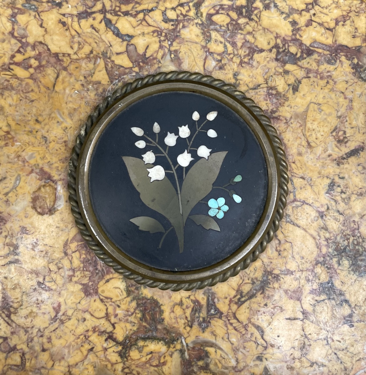 Tondo in pietre dure con mughetti e nontiscordardimé in turchese, Firenze, metà XIX sec