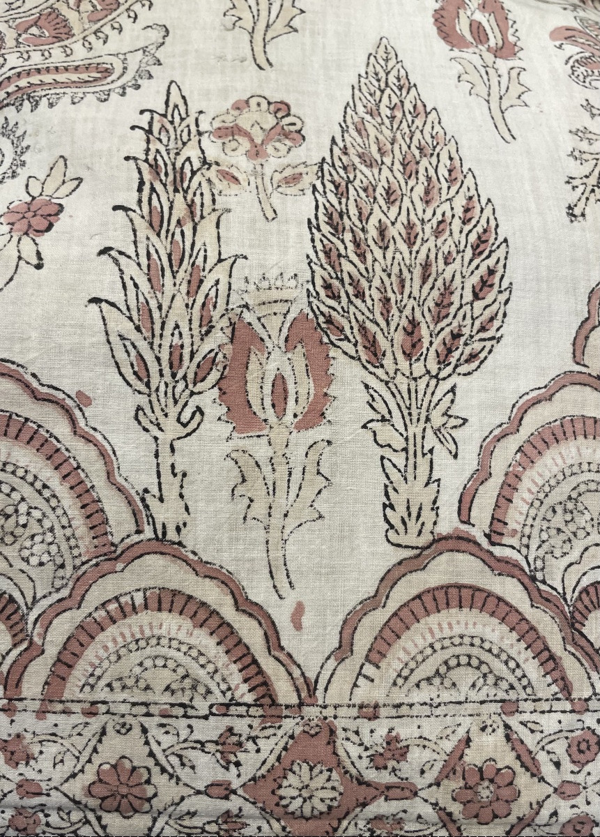 Tessuto persiano Kalamkari con pavoni, leone con spada e garofani . Cm 336x 168cm-photo-1