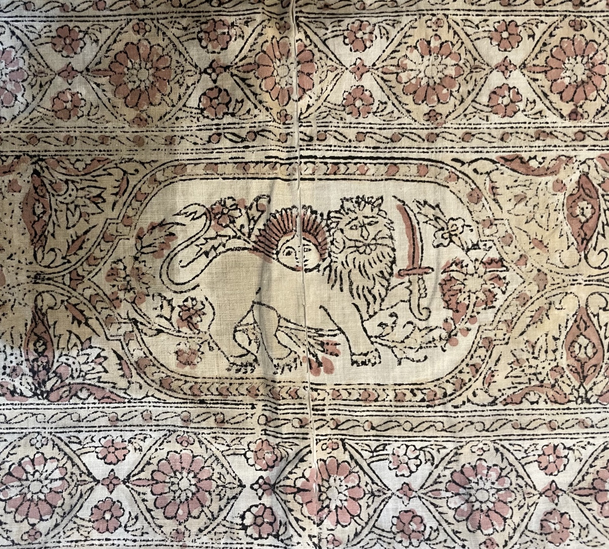 Tessuto persiano Kalamkari con pavoni, leone con spada e garofani . Cm 336x 168cm