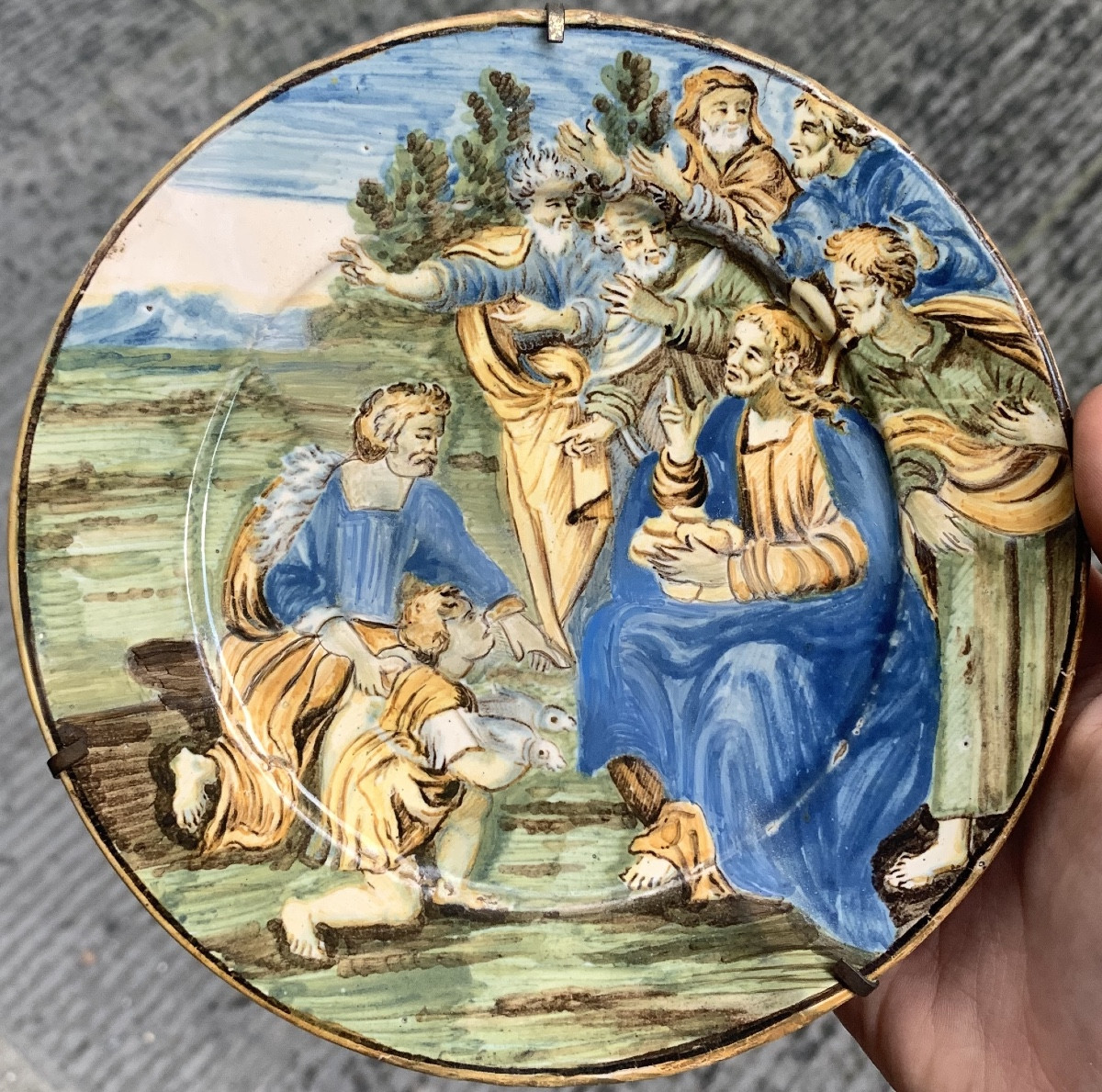 Maiolica di Castelli, piattello con il miracolo dei pani e dei pesci, metà XVIII secolo 