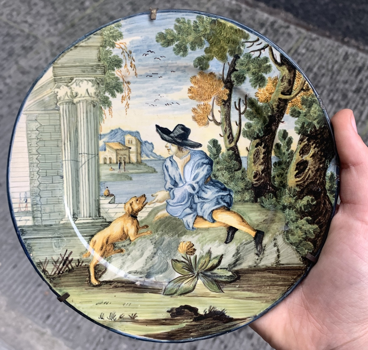 Maiolica di Castelli d’Abruzzo, piattello con giovane uomo col cappello e cane. Metà XVIII sec