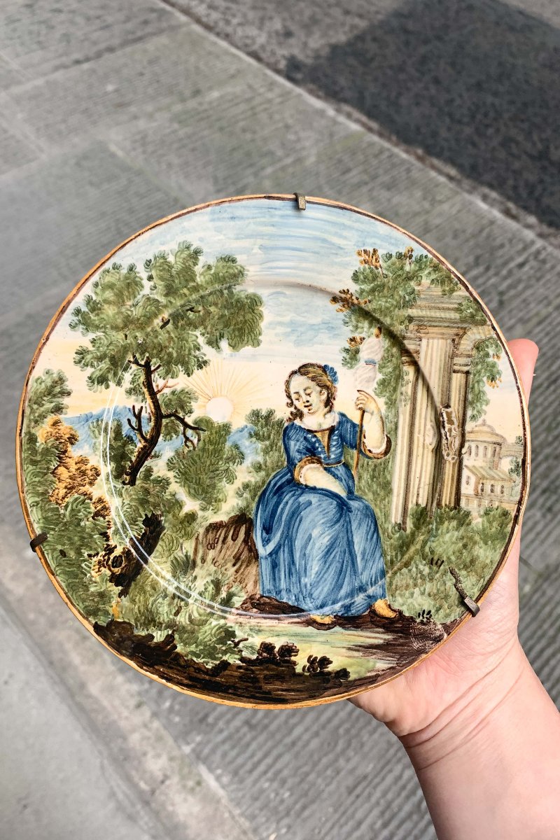 Nicola Cappelletti. Castelli. Maiolica con giovane donna con fuso e rovine, metà XVIII s.-photo-1