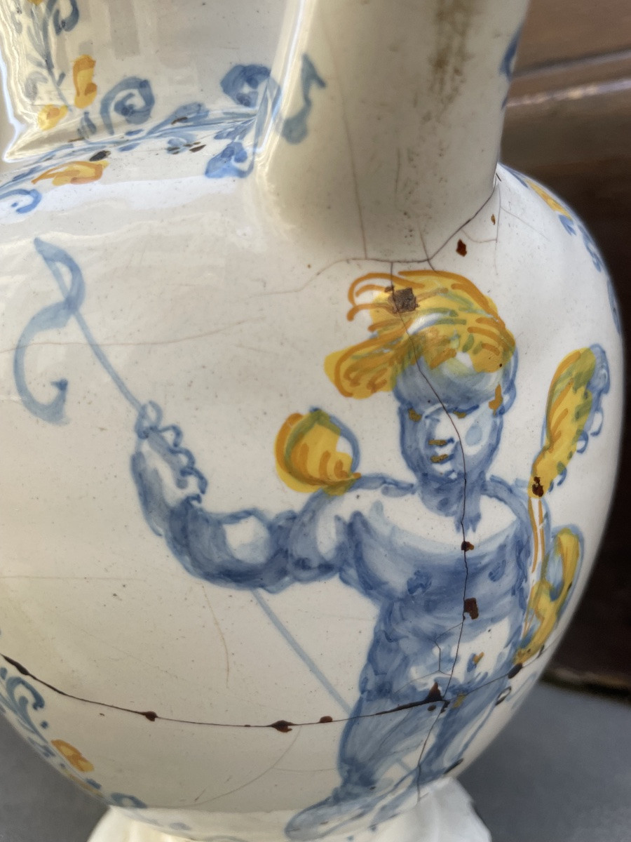 Versatoio in maiolica decorata a mano, con amorino e motivi vegetali. Faenza? Fine XVII secolo -photo-2