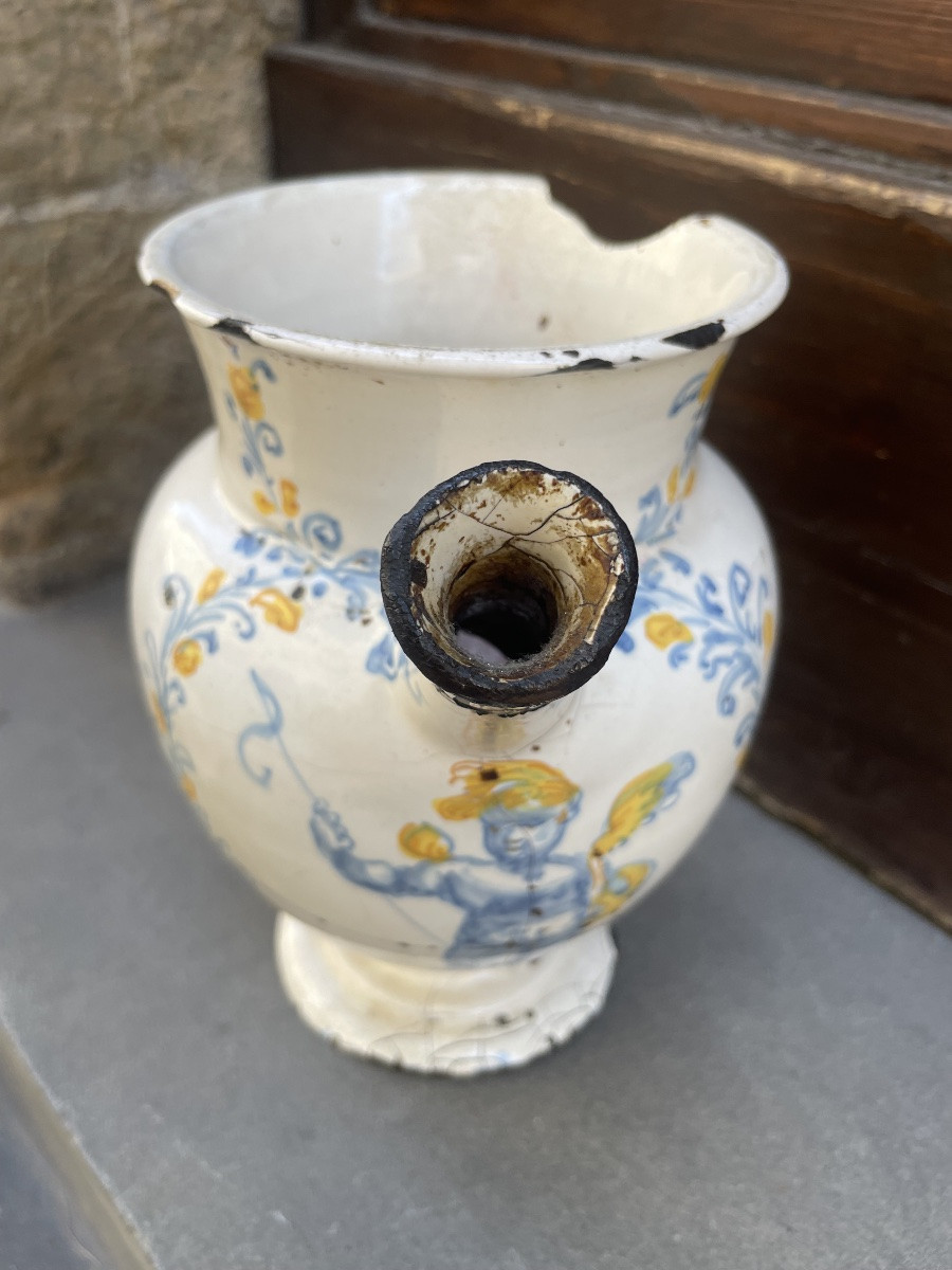 Versatoio in maiolica decorata a mano, con amorino e motivi vegetali. Faenza? Fine XVII secolo -photo-8