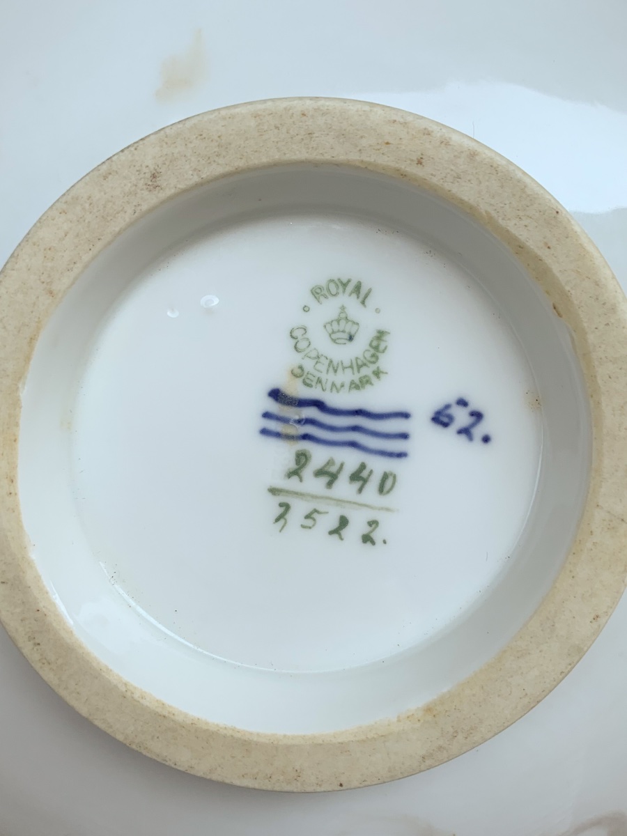 Coppa Royal Copenhagen con carpe, modello 2440 in stile Jugendstil, ca. 1925-photo-1
