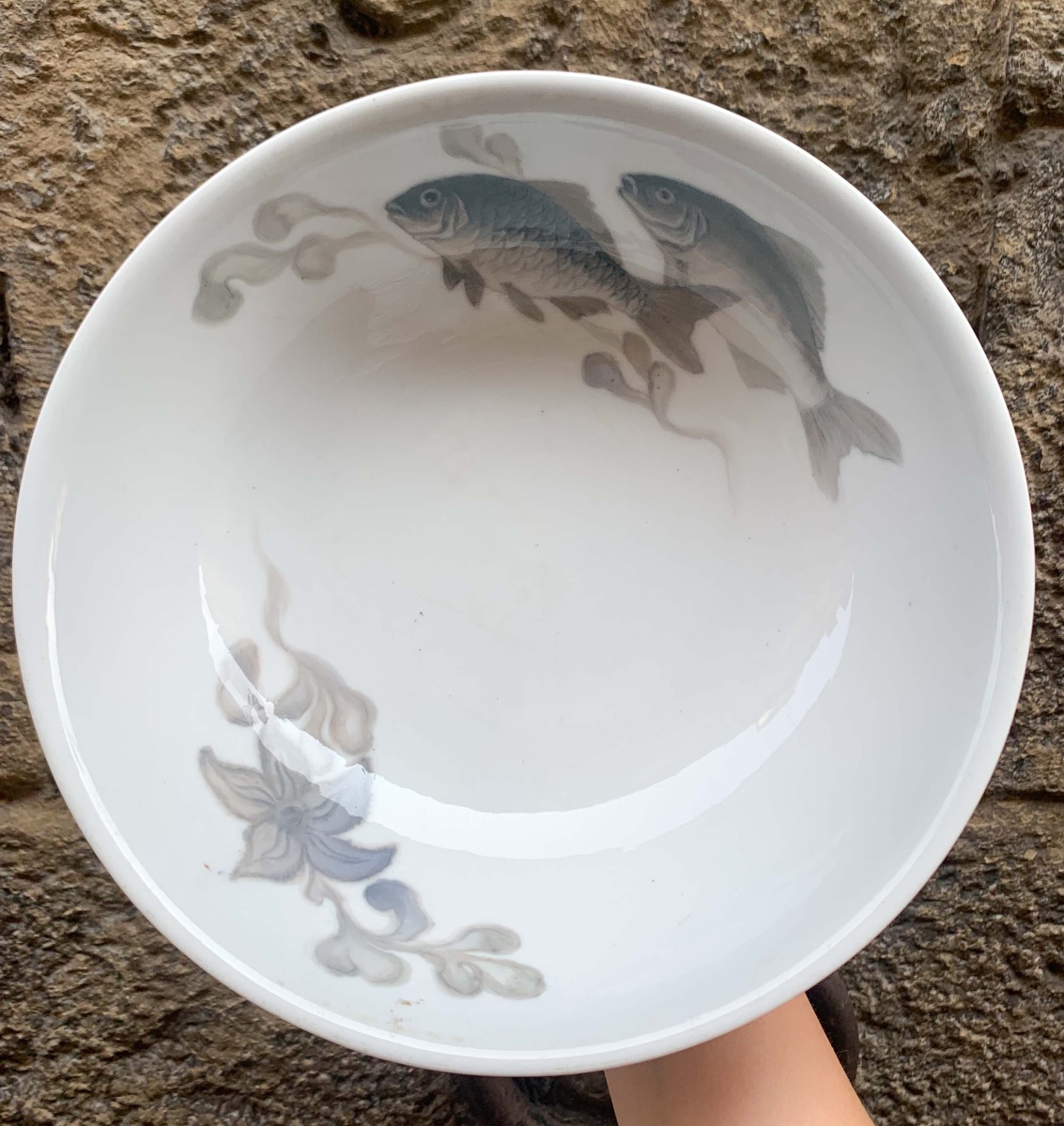 Coppa Royal Copenhagen con carpe, modello 2440 in stile Jugendstil, ca. 1925