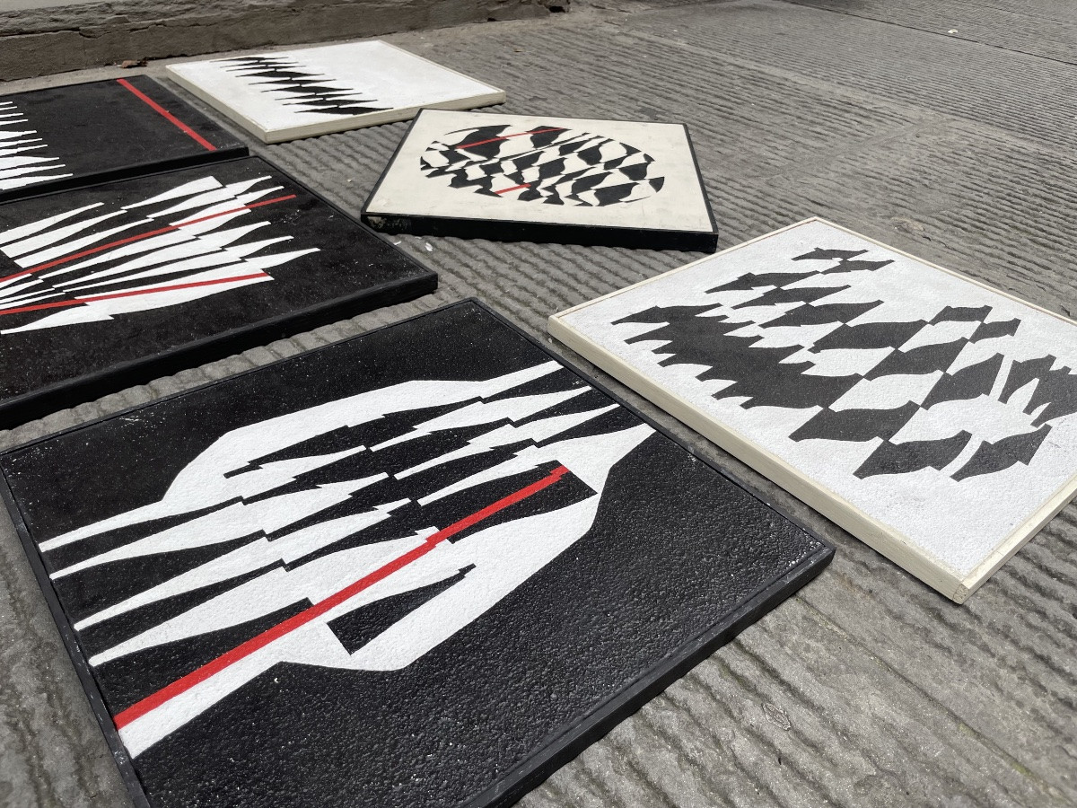 Enrico Sirello, 1975 – “Figura a clessidra bianca con asse rosso”, Studio per murale-photo-2