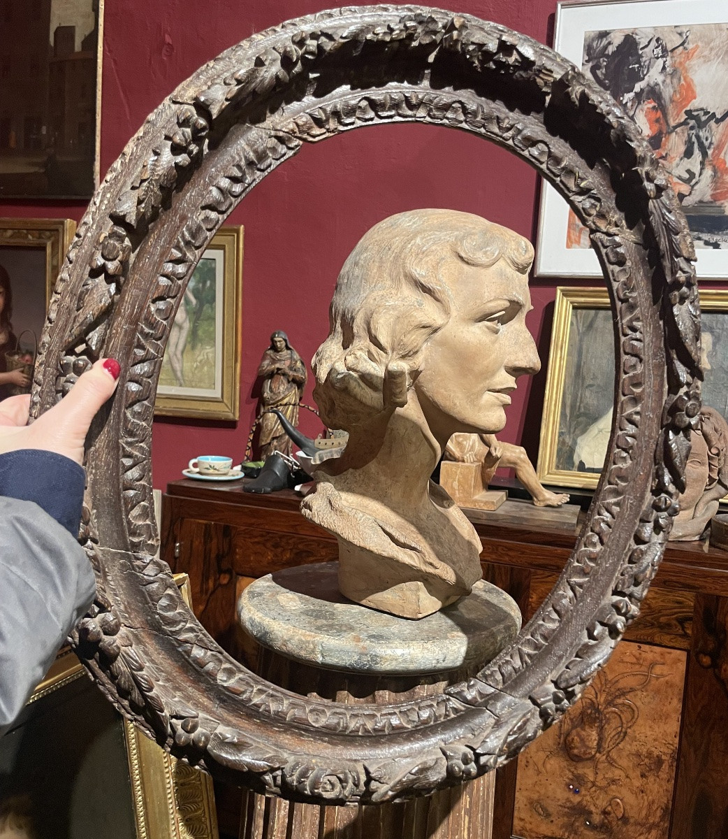 Cornice in rovere intagliato a motivi floreali, epoca Luigi XV, metà XVIII secolo. Cm 54x46-photo-5