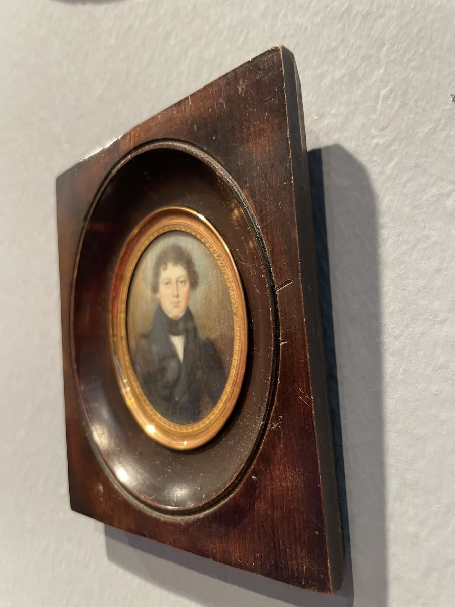 Ritratto miniatura di giovane uomo, circa 1830, con redingote e cravatta nera alta -photo-3