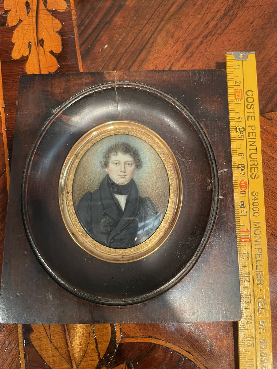 Ritratto miniatura di giovane uomo, circa 1830, con redingote e cravatta nera alta -photo-1