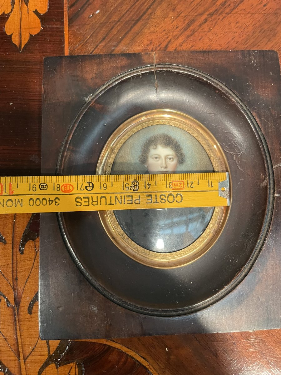 Ritratto miniatura di giovane uomo, circa 1830, con redingote e cravatta nera alta -photo-2