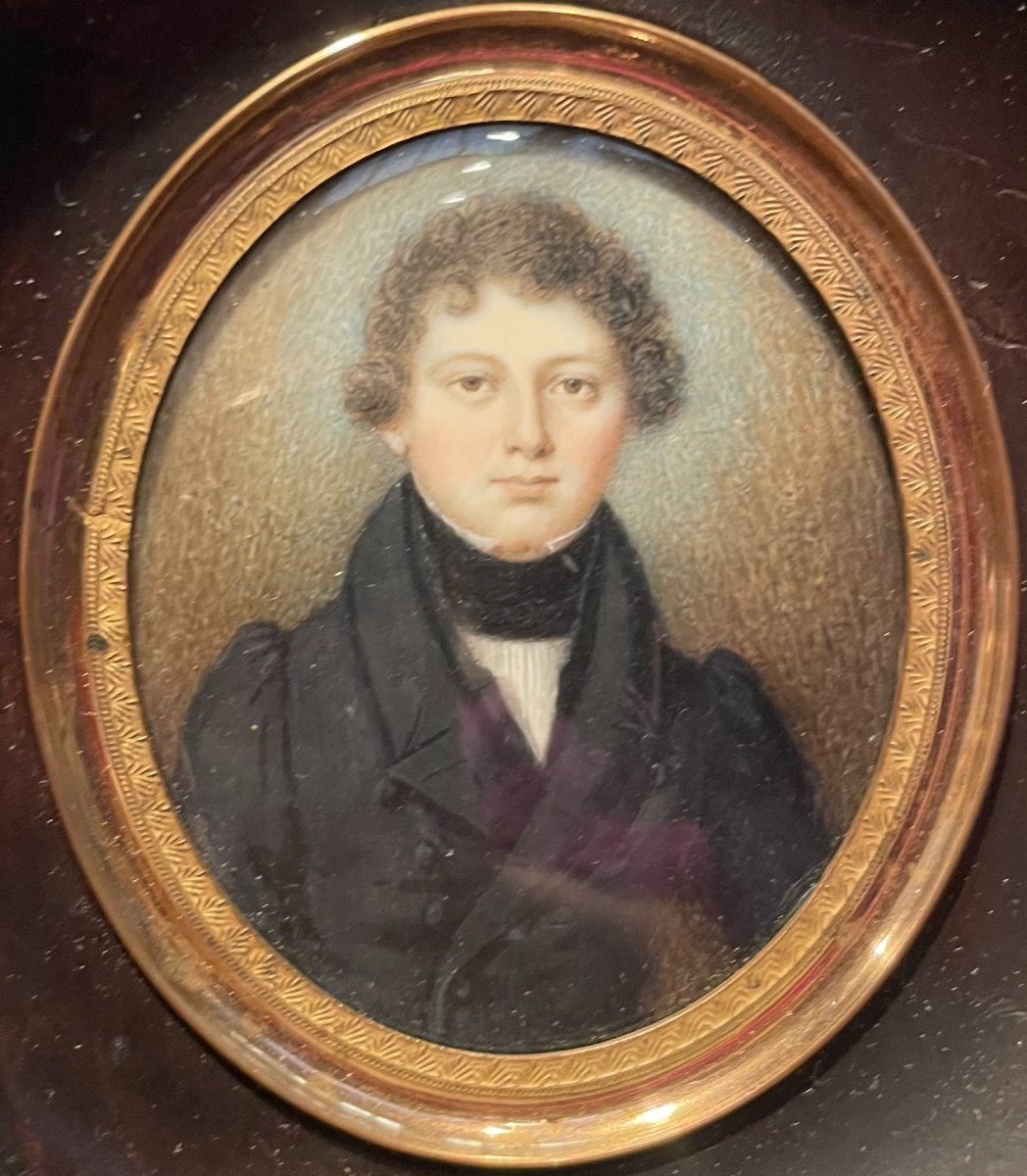 Ritratto miniatura di giovane uomo, circa 1830, con redingote e cravatta nera alta -photo-3