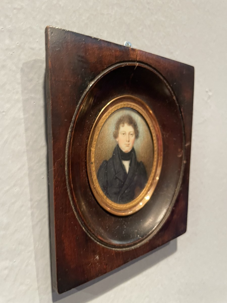 Ritratto miniatura di giovane uomo, circa 1830, con redingote e cravatta nera alta -photo-4