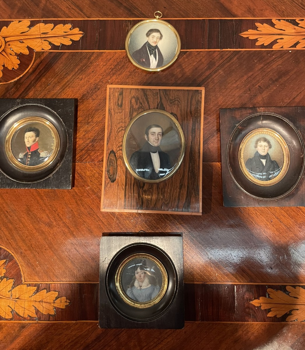 Ritratto miniatura di giovane uomo, circa 1830, con redingote e cravatta nera alta -photo-5