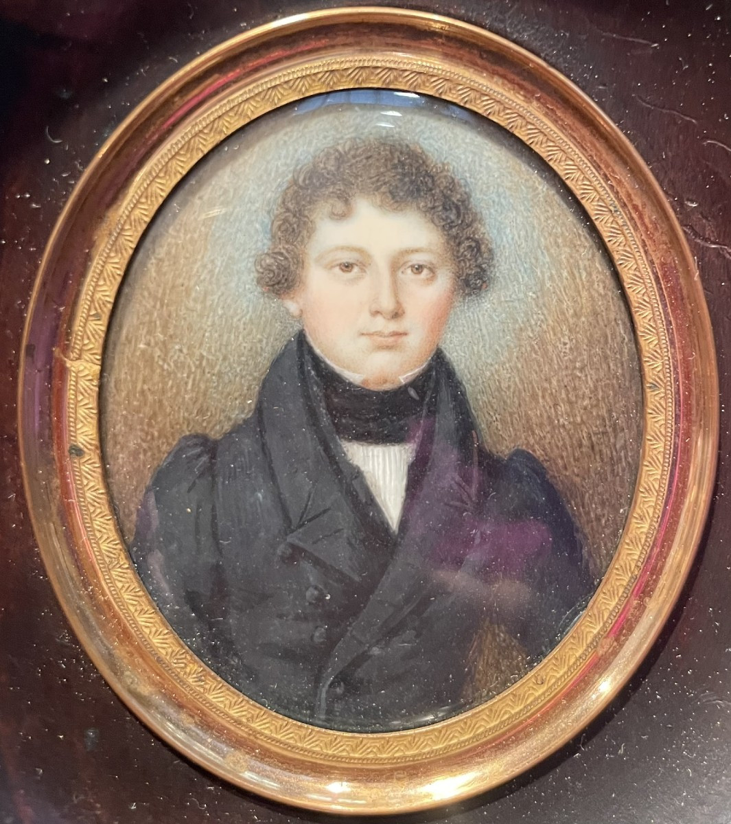 Ritratto miniatura di giovane uomo, circa 1830, con redingote e cravatta nera alta 