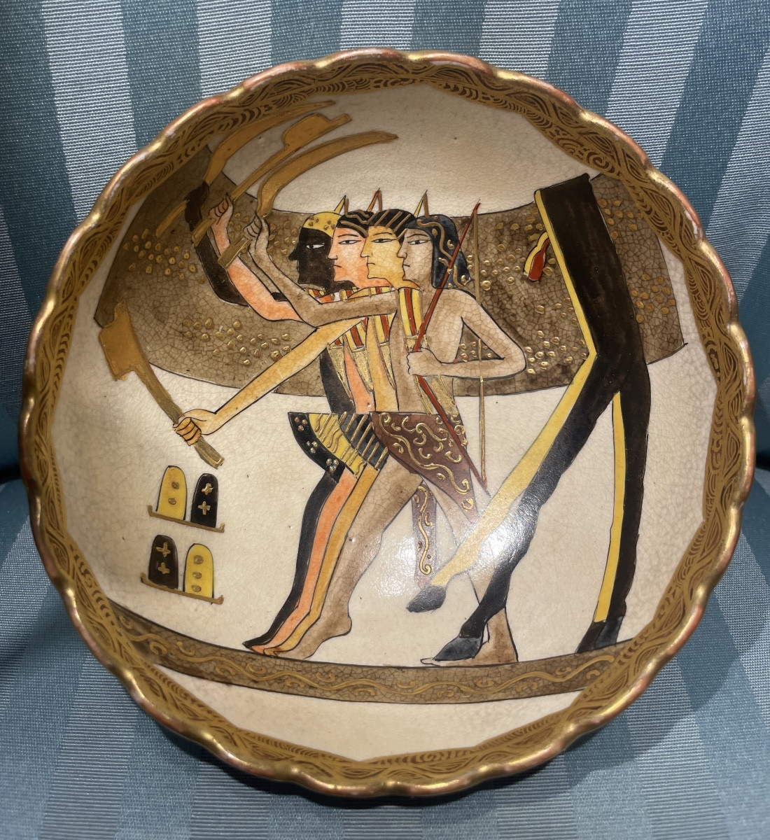 Ciotola giapponese in ceramica Satsuma con decoro egizio, periodo Meiji–Taishō (1890–1915)