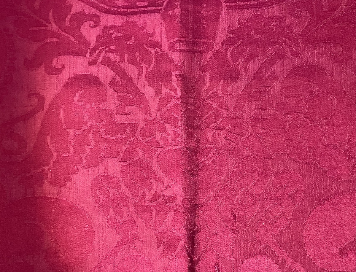 Damasco in seta porpora con aquila bicipite dal cuore trafitto e simboli di dignità, XVII sec.-photo-3