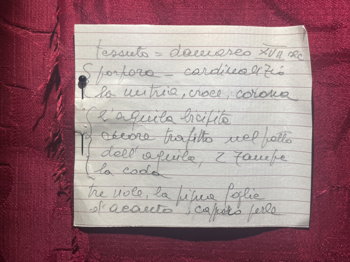 Damasco in seta porpora con aquila bicipite dal cuore trafitto e simboli di dignità, XVII sec.-photo-6