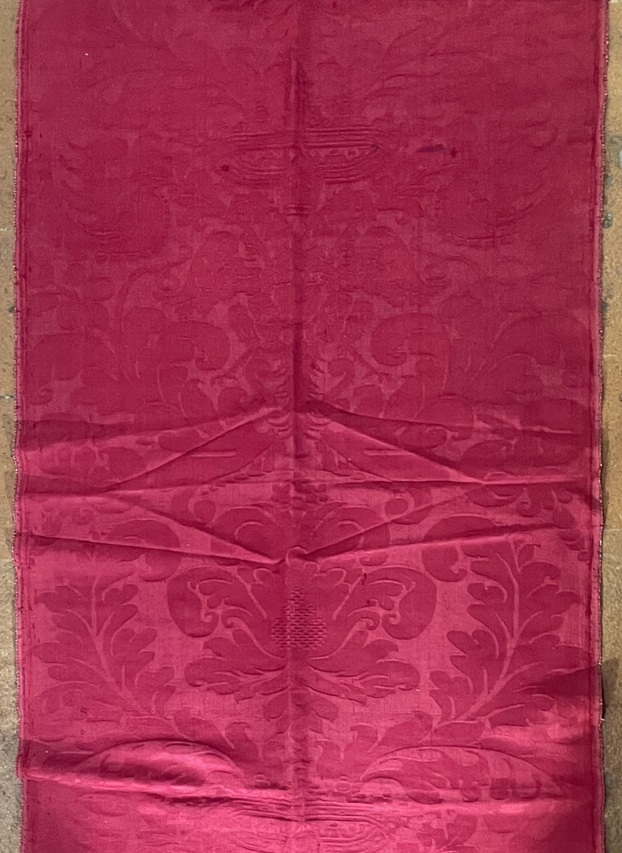 Damasco in seta porpora con aquila bicipite dal cuore trafitto e simboli di dignità, XVII sec.