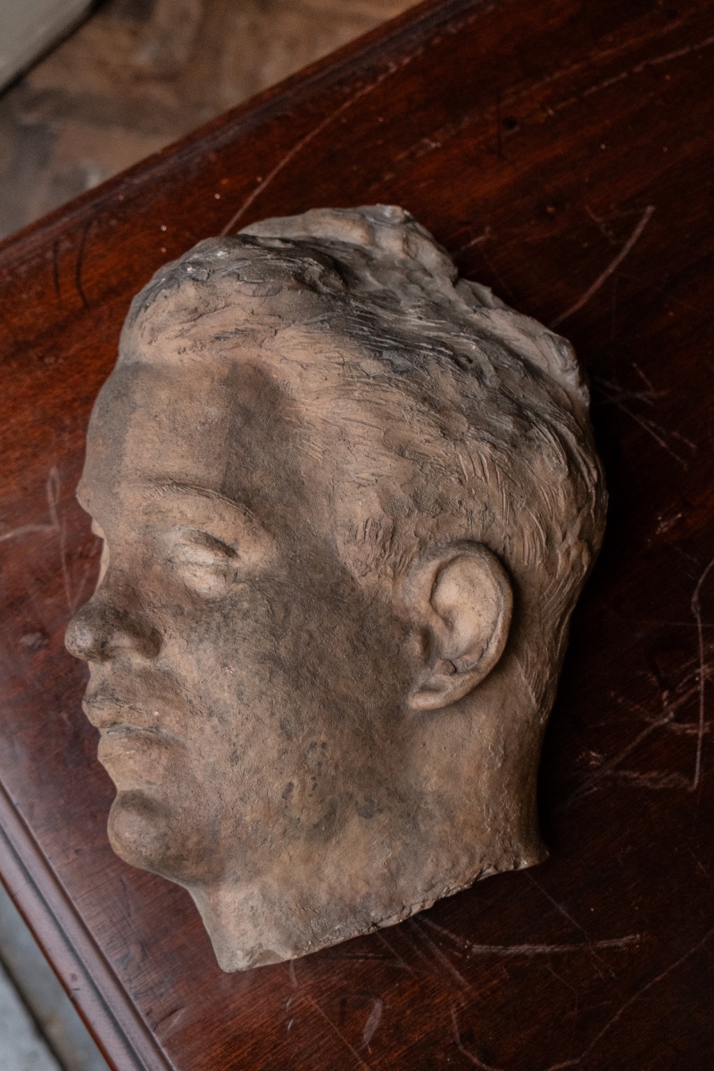 Giorgio Rossi (1892–1963), Testa asimmetrica d’uomo in terracotta, anni 1930, h. 34 cm 