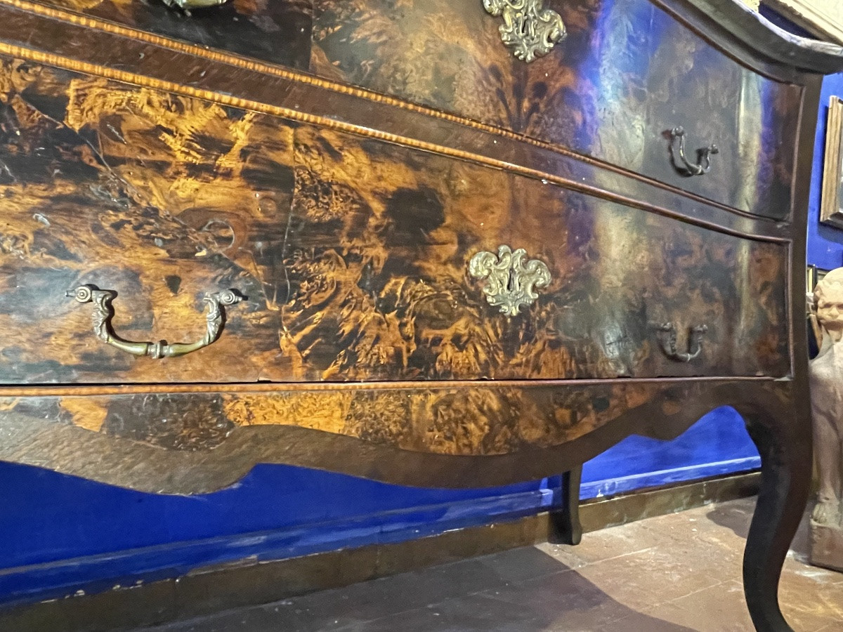 Cassettone a balestra toscano in radica di noce con marmo africano antico, ca. 1740  -photo-4