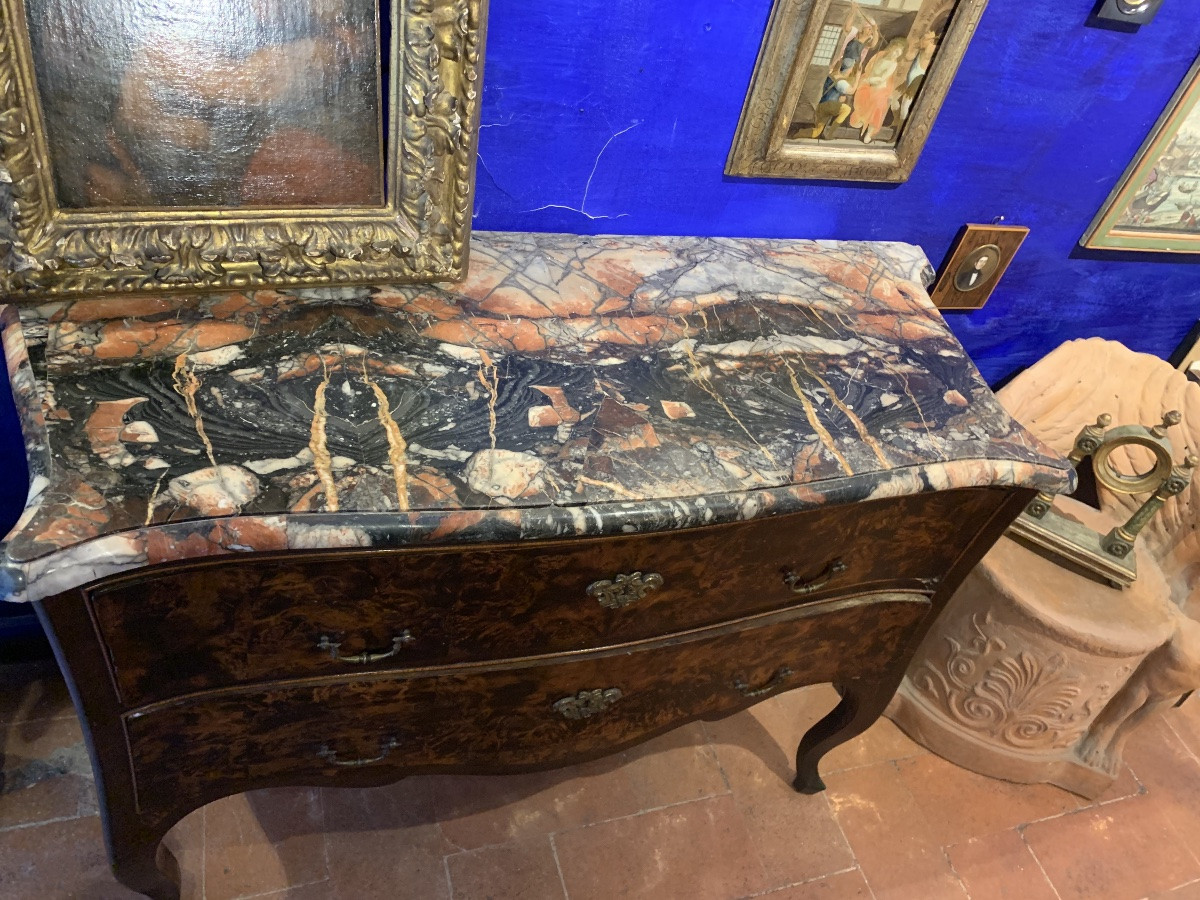 Cassettone a balestra toscano in radica di noce con marmo africano antico, ca. 1740  -photo-1