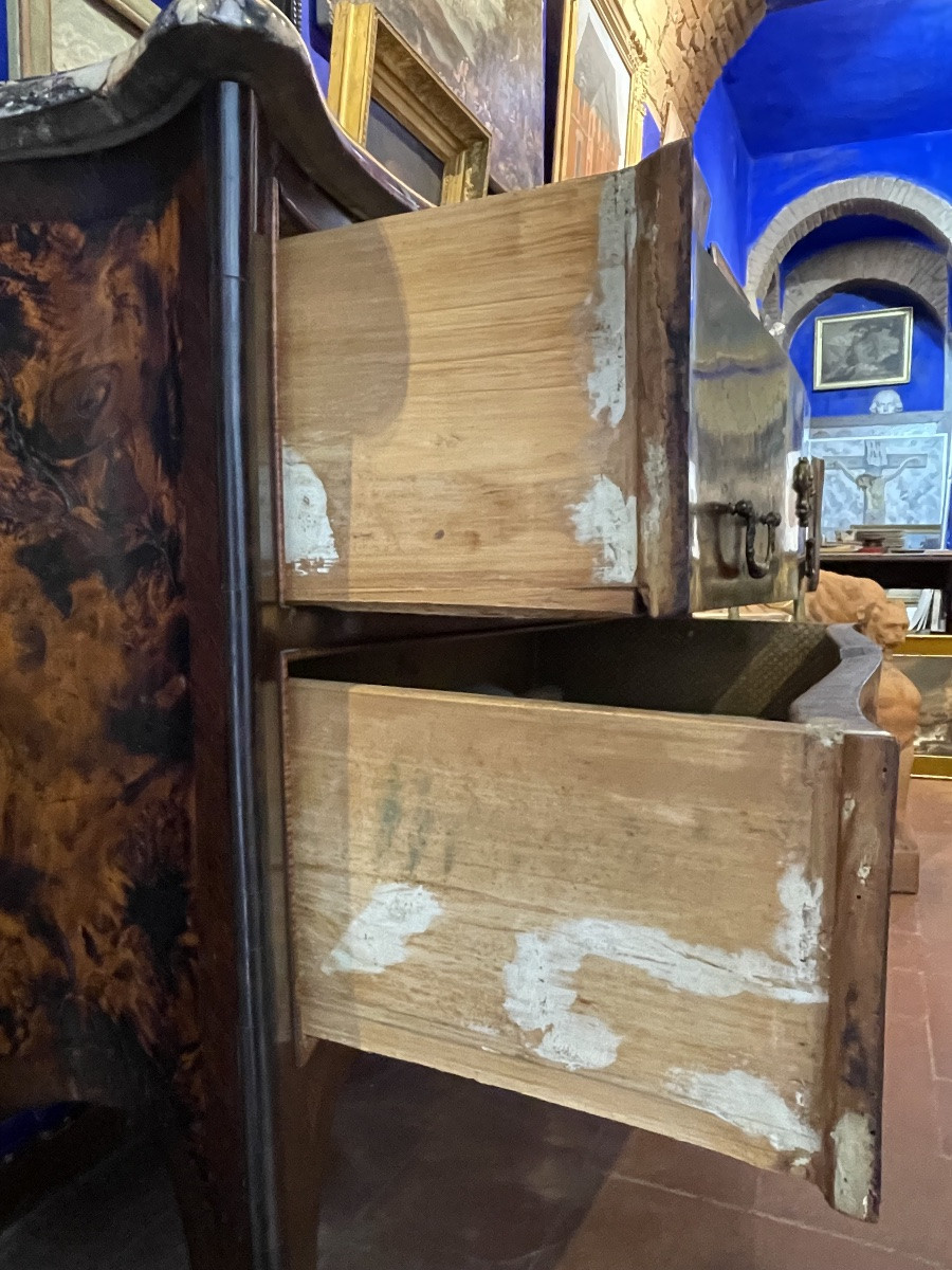 Cassettone a balestra toscano in radica di noce con marmo africano antico, ca. 1740  -photo-4