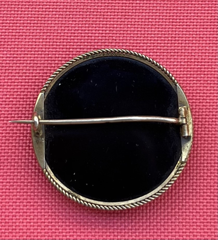 Spilla in micromosaico con pastorello italiano in costume tradizionale, Roma, circa 1830–1850-photo-2